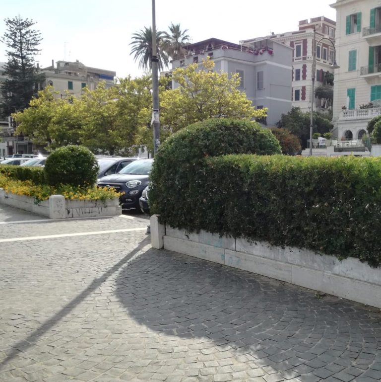 Bonifica a parcheggio e siepi della Riviera Zanardelli, un ...