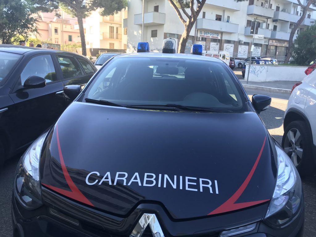 Spintona un ragazzino fuori scuola ad Anzio, donna denunciata ai Carabinieri - Il Clandestino Giornale