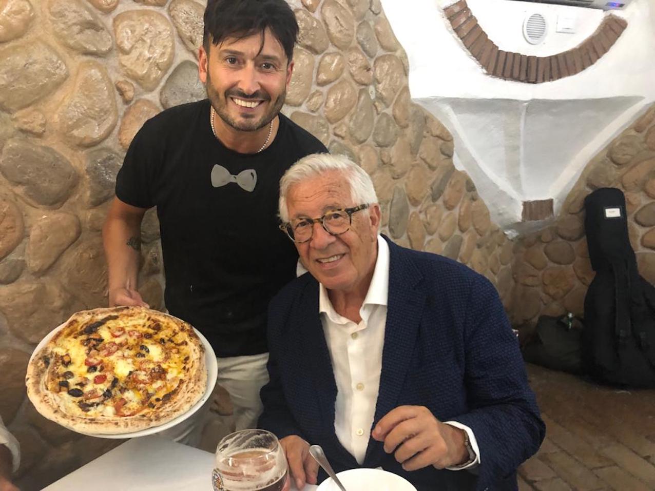 peppino di capri a cena all antico grottino con la pizza napoletana di anzio