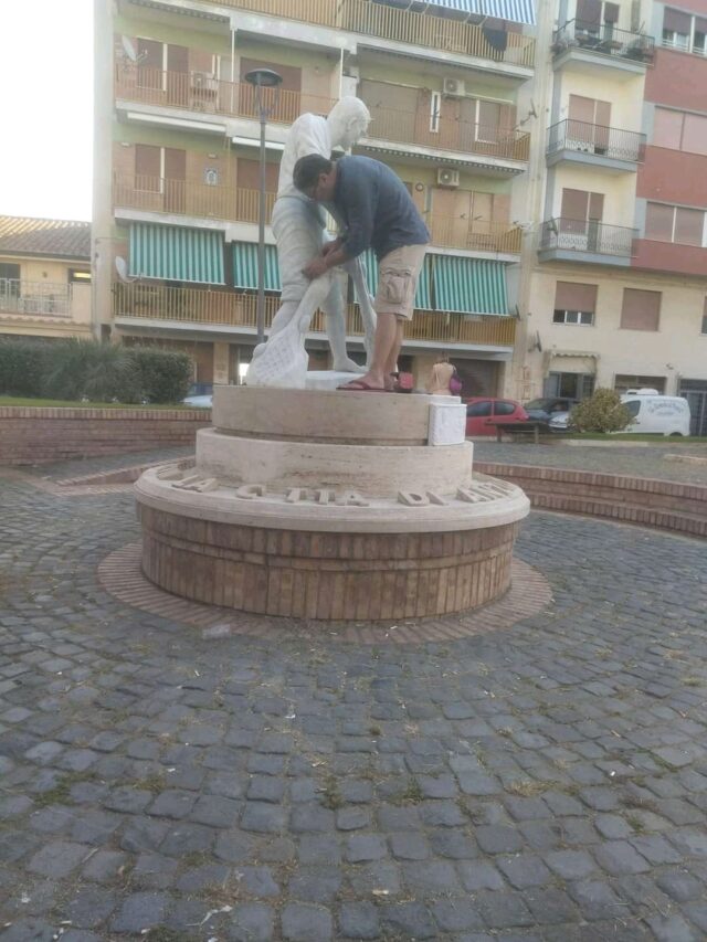 Dino Vellitri bonifica il Monumento al pescatore di Anzio il